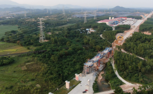 广湛高铁阳江段第一座连续梁顺利合龙