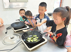 |广州黄埔：暑期托管课程让孩子掌握“拿手菜”