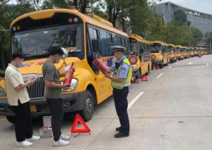 开学在即，深圳交警对全市校车开展集中“体检”