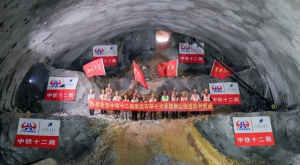 历时523天，黄茅海跨海通道项目狮山隧道顺利贯通