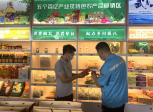 清远特色农产品在加油站“开专柜”