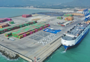 小漠国际物流港汽车滚装外贸首航，助力深圳港构建整车进出口双通道