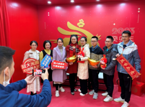 深圳：“新年照相馆”免费为城市“守望者”拍照