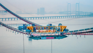 广州南沙：深中通道伶仃洋大桥首片钢箱梁完成吊装