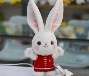 莞产“国礼”即将亮相海外！2023年“欢乐春节”兔年吉祥物是东莞茶山制造