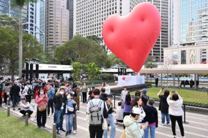 巨型红心快闪香港街头，开启文艺大都会的浪漫篇章