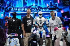 从手机新品排队到机器人花式秀技 深圳科技好物“圈粉”国庆假期